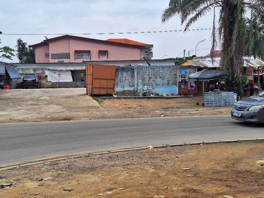 TERRAIN A VENDRE
