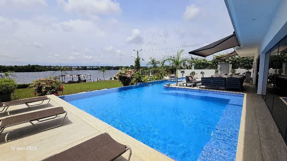 VILLA DUPLEX 08 PIECES A VENDRE