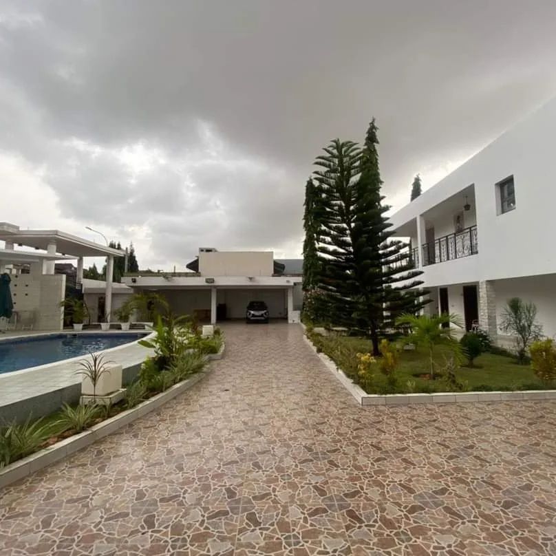 VILLA TRIPLEX 20 PIECES