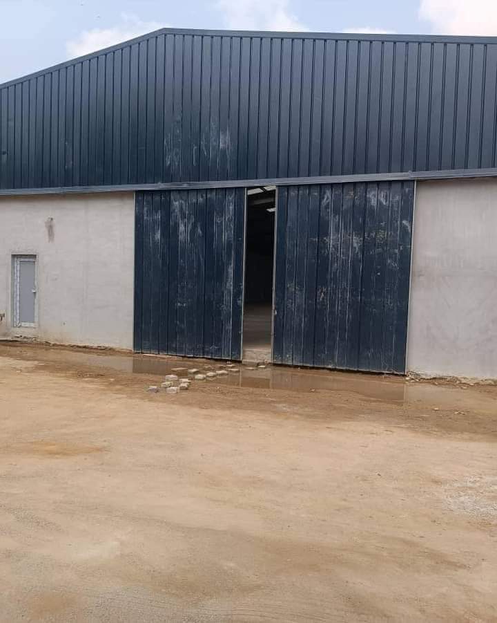 ENTREPÔTS 2000 M2