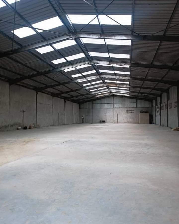 ENTREPÔTS 2000 M2